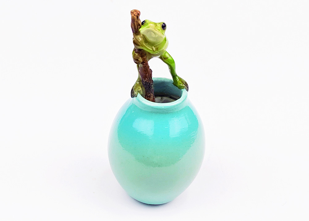 カエルオブジェ 小さな花瓶 細長いミニポットと蛙　sbkntn-1909